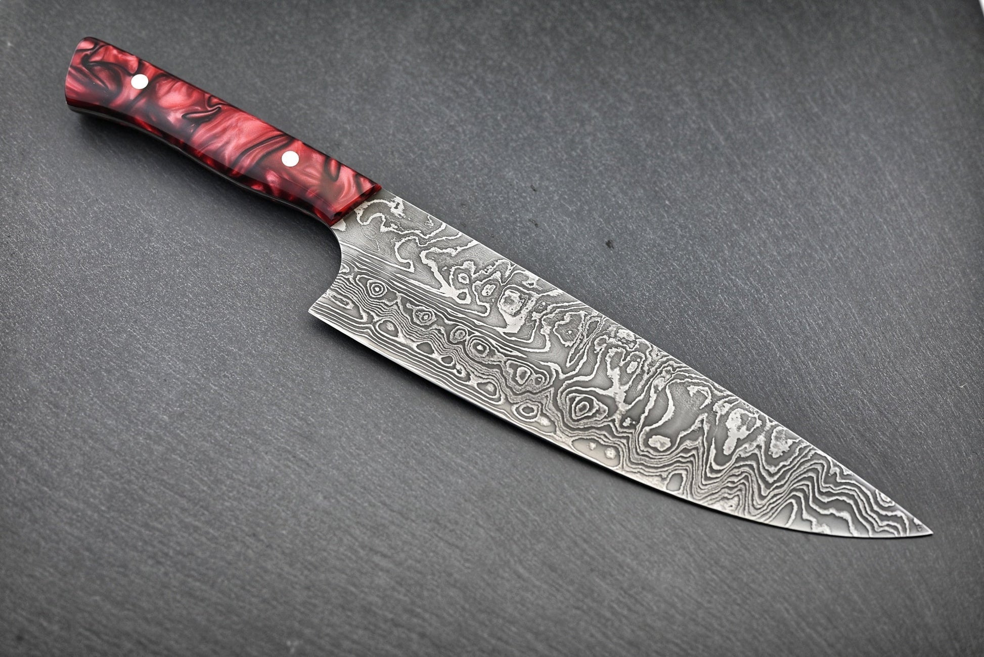 Damast-Kochmesser 22 cm, breite Klinge mit Wilddamast-Muster und rotem Griff