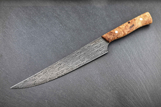 Damast-Filetiermesser mit sichtbaren Griffnieten am Holzgriff