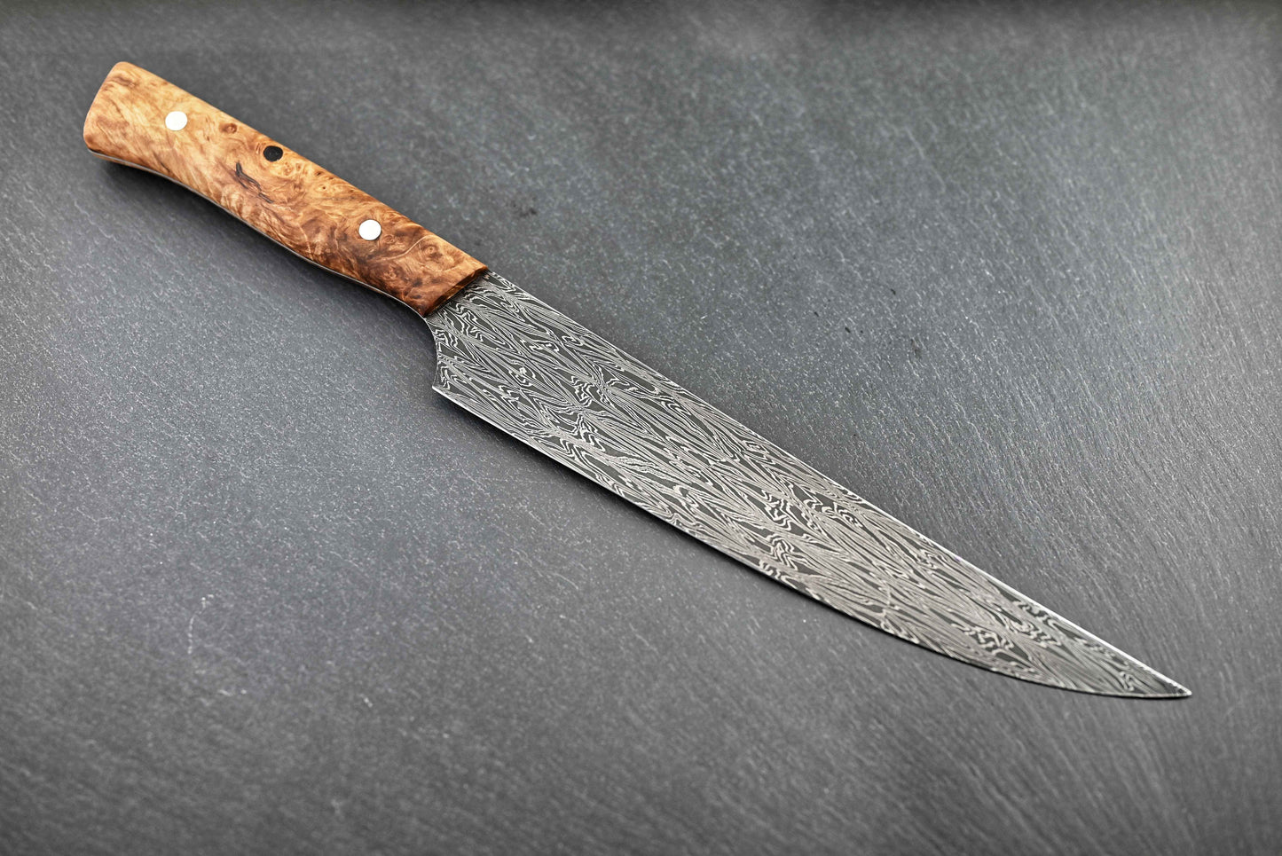 Mosaikdamast-Filetiermesser mit braunem Holzgriff und damaszierten Klingenmuster