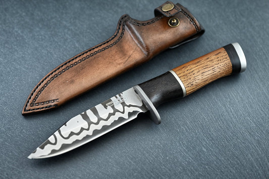 Damast-Jagdmesser „Hunter“: Holzgriff mit schwarzem Griffring und Damastklinge