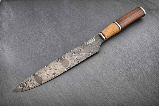Filetiermesser mit Damastklinge, Holzgriff und Metallringen an der Parierstange
