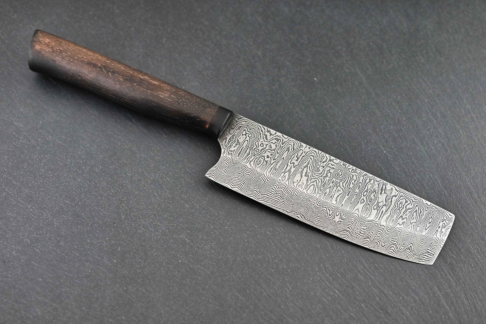 Damast Nakiri 120 Lagen: breite rechteckige Klinge mit Holzgriff, seitlich.