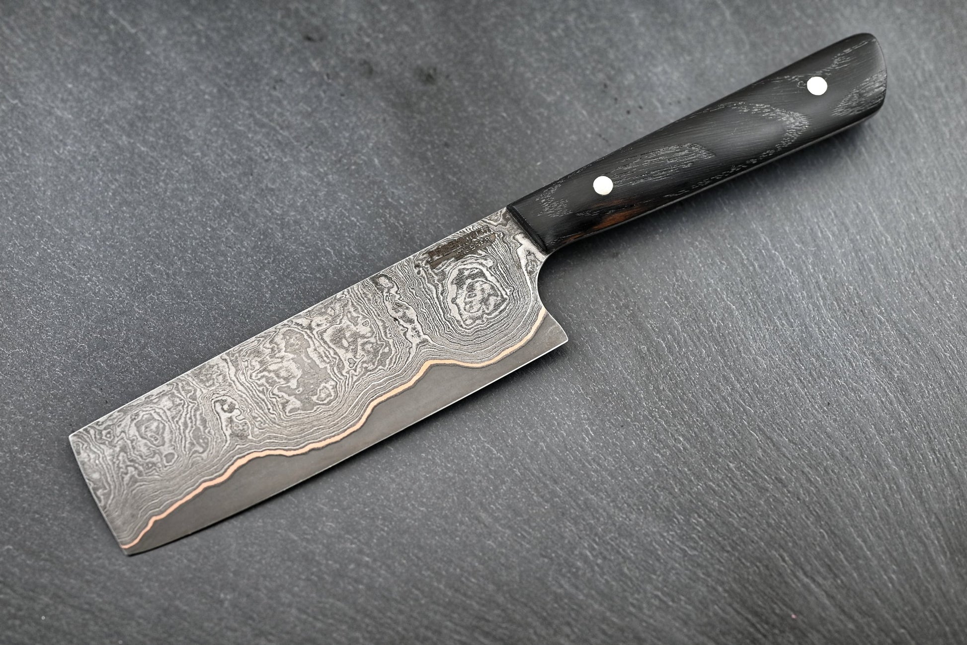 Damast Nakiri Messer: schwarze Griffschalen, drei Nietpunkte, damaszierte Klinge