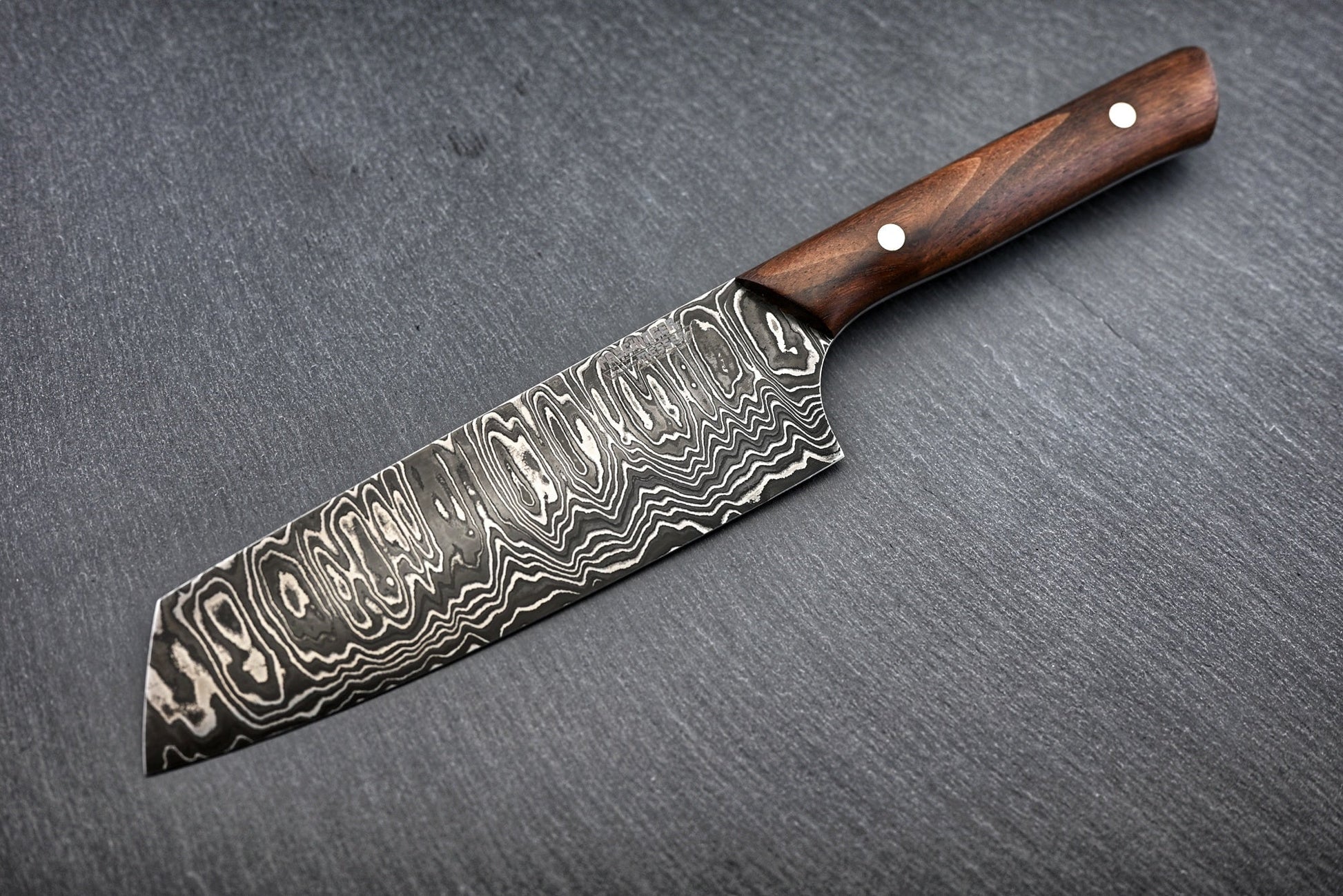 Damast-Santoku 16 cm: Holzgriff mit Wild-Damastmuster auf der Klinge
