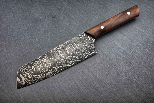 Damast-Santoku 16 cm: Holzgriff mit Wild-Damastmuster auf der Klinge