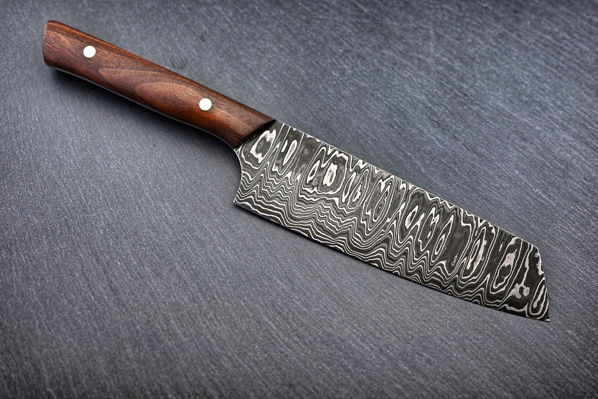 Damast-Santoku 16 cm, breites Klingenprofil mit Wellen-Damastmuster und Holzgriff