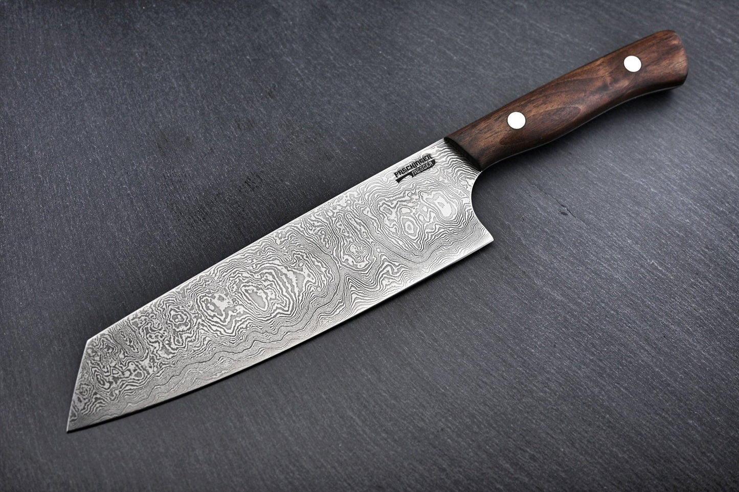 Damast-Santoku 20 cm: Holzgriff und Wilder-Damast-Muster auf der Klinge