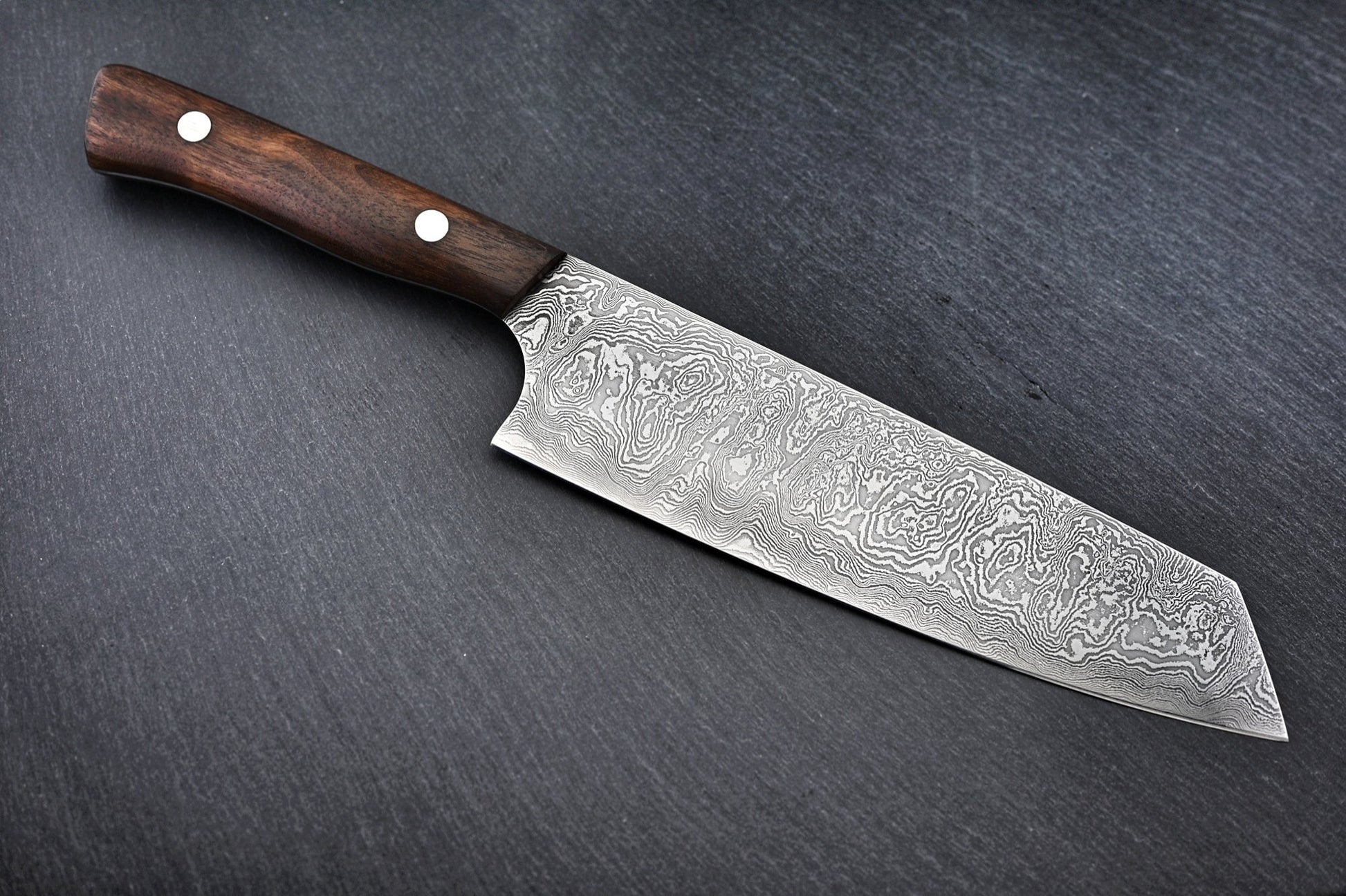Damast-Santoku mit Holzgriff und Damastklinge, seitliche Ansicht