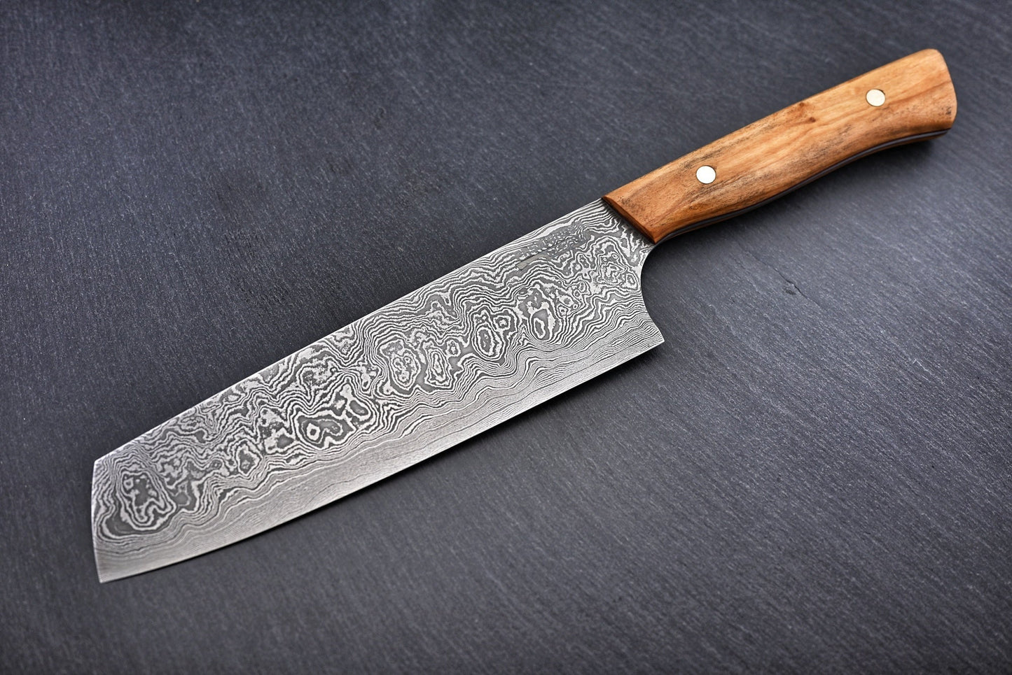 Damast-Santoku 20 cm mit Holzgriff und damaszierten Klingenmuster