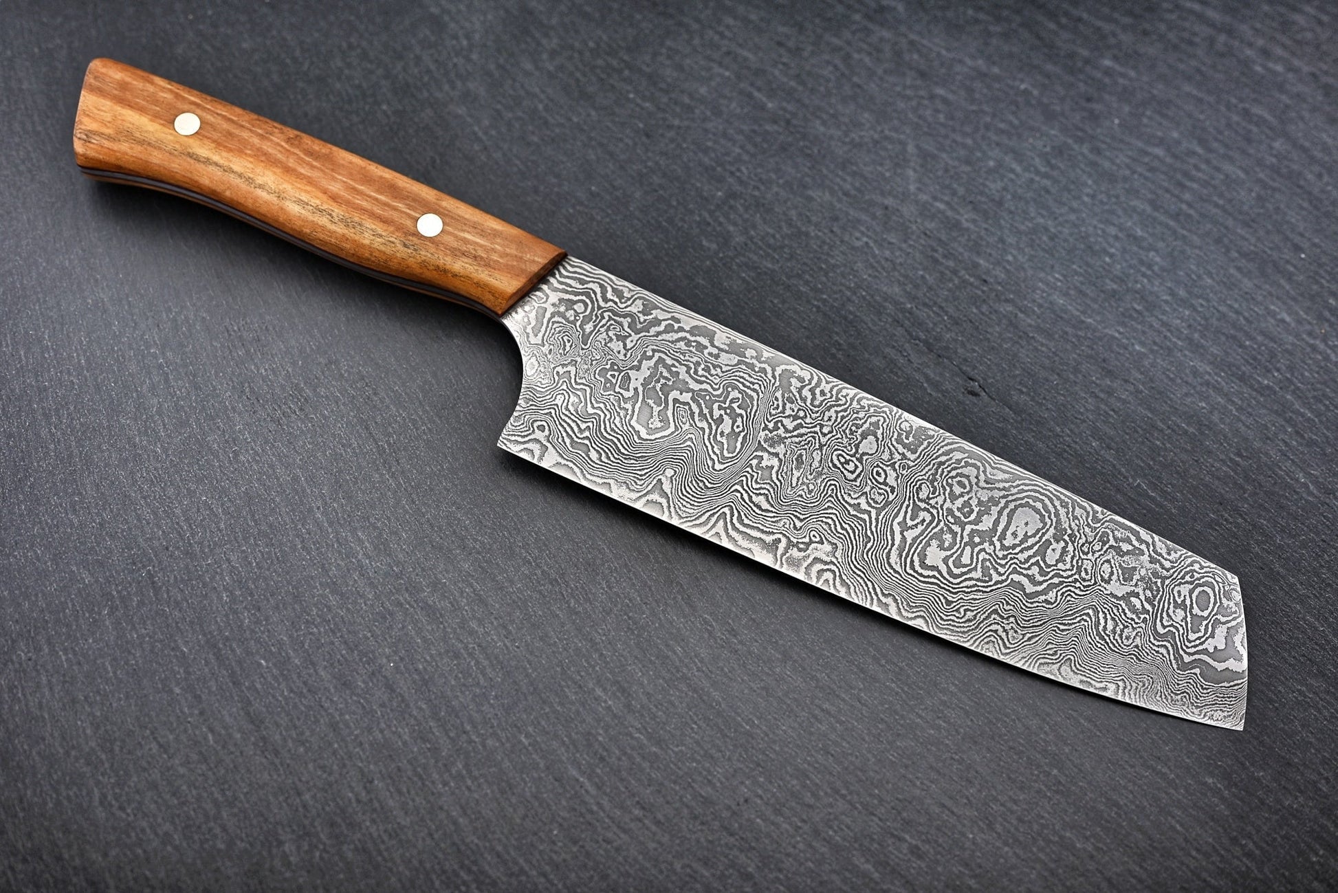 Santoku-Messer 20 cm: Damastklinge mit Holzgriff, seitliche Ansicht
