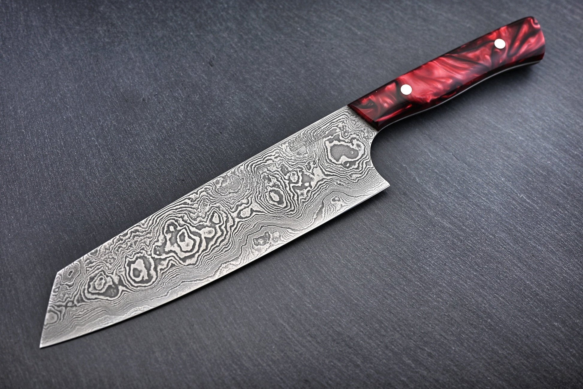 Damast Santoku 20 cm mit Wild Damast-Klinge, rotem Griff und 180 Lagen