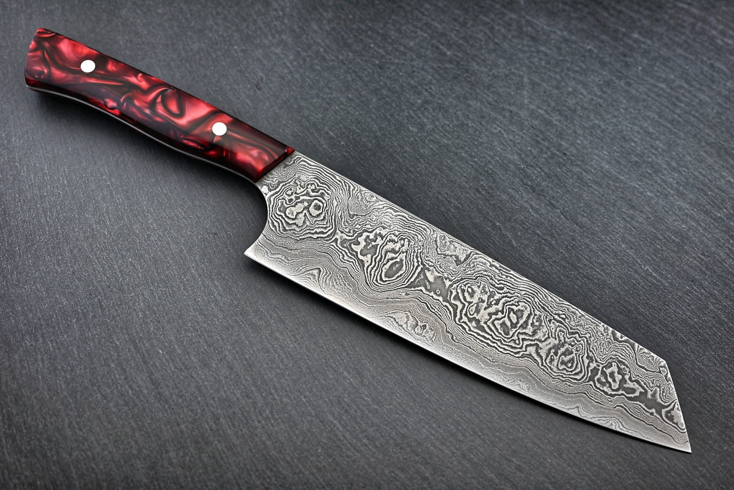 Damast-Santoku 20 cm, Wild Damast 180 Lagen, roter Griff, geschwungene Klinge