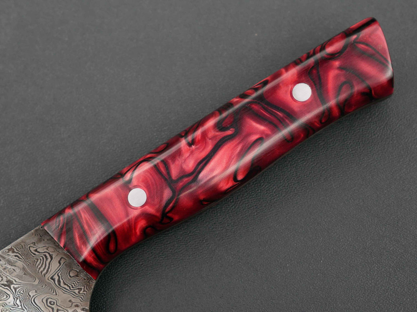 Roter Griff mit Nieten, Santoku-Messer mit Damastklinge