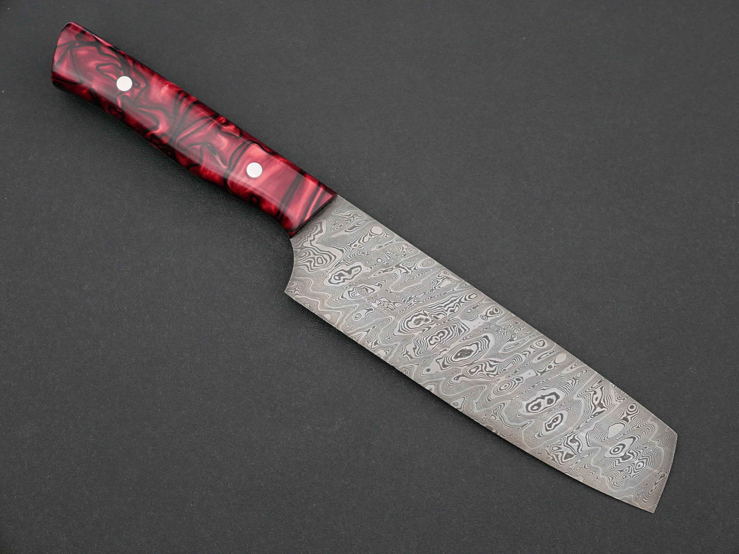 Santoku-Messer mit Leiterdamast-Klinge und rotem Griff