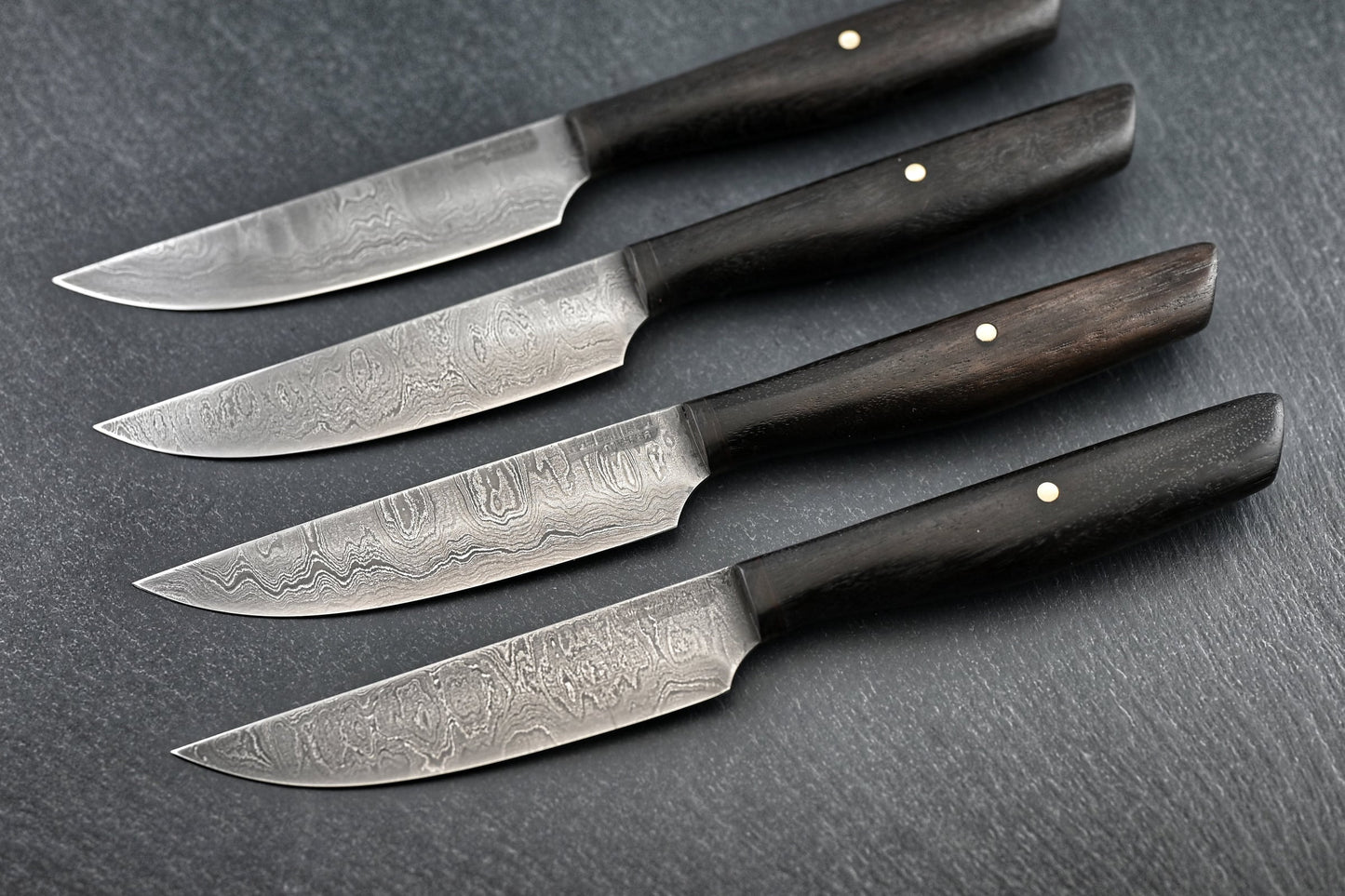 Paschinger Damast-Steakmesser (4er): vier schwarze Hefte, Damastklingen mit Wellenmuster