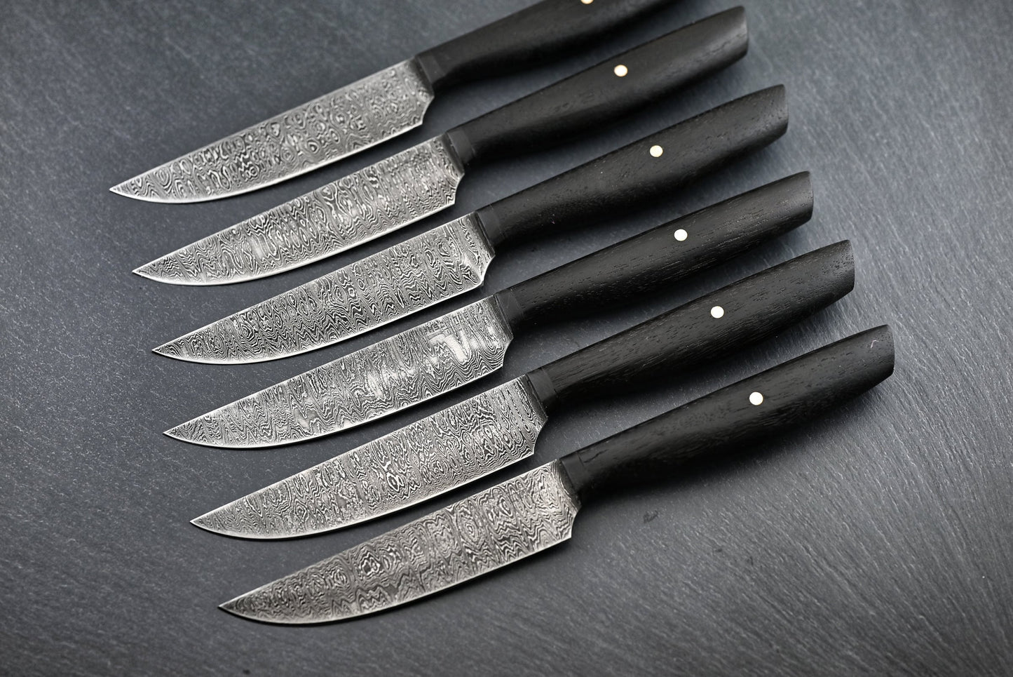 6 Damast-Steakmesser mit schwarzem Griff, Klingen mit Damastmuster