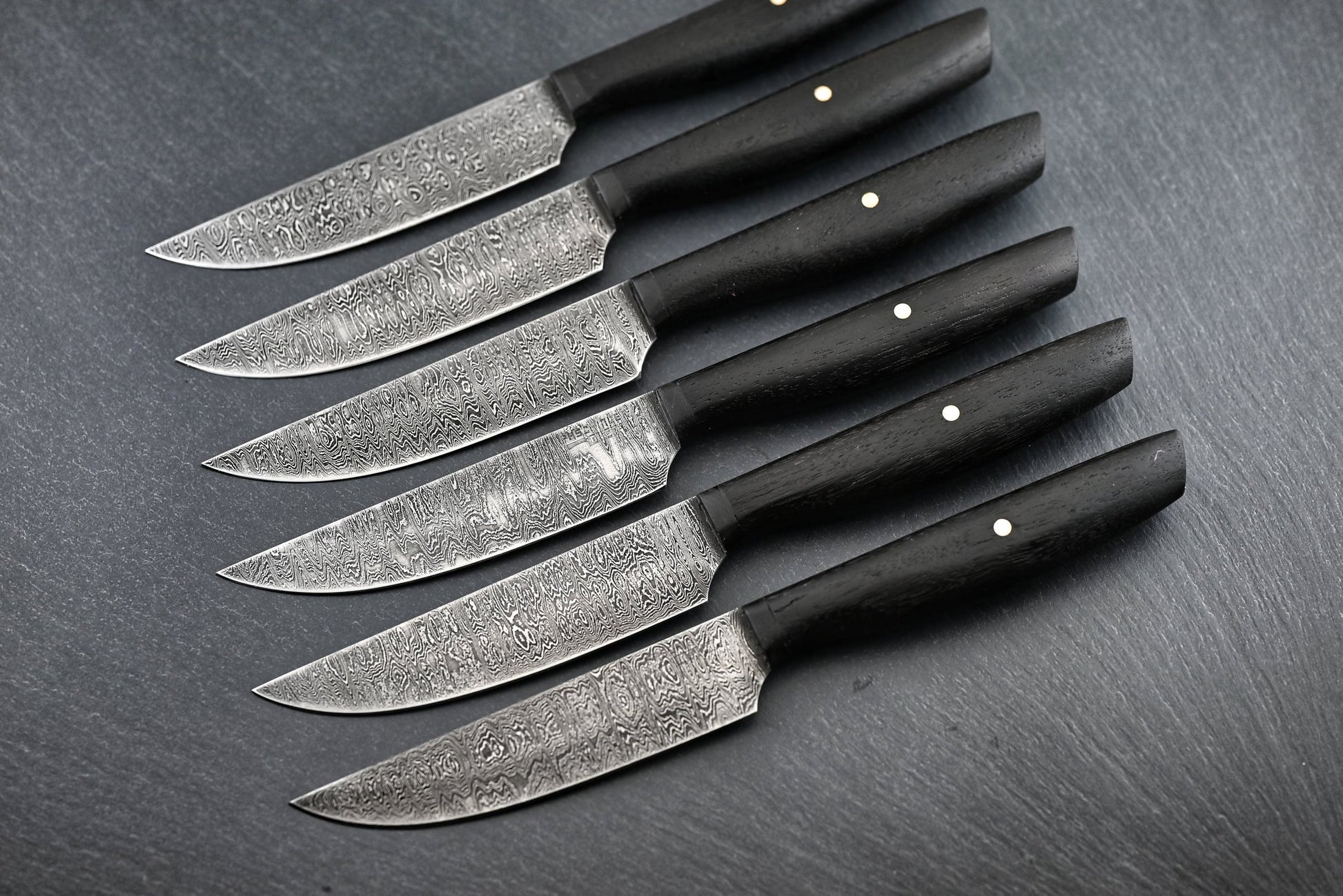 6 Damast-Steakmesser mit schwarzem Griff, Klingen mit Damastmuster