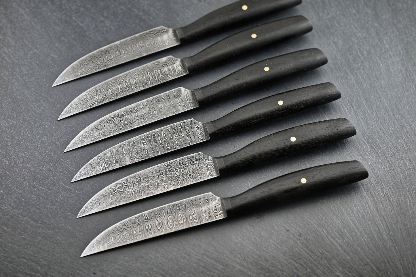 Damast-Steakmesser 6er Set: 6 Klingen mit Reliefmuster, schwarze Griffschalen