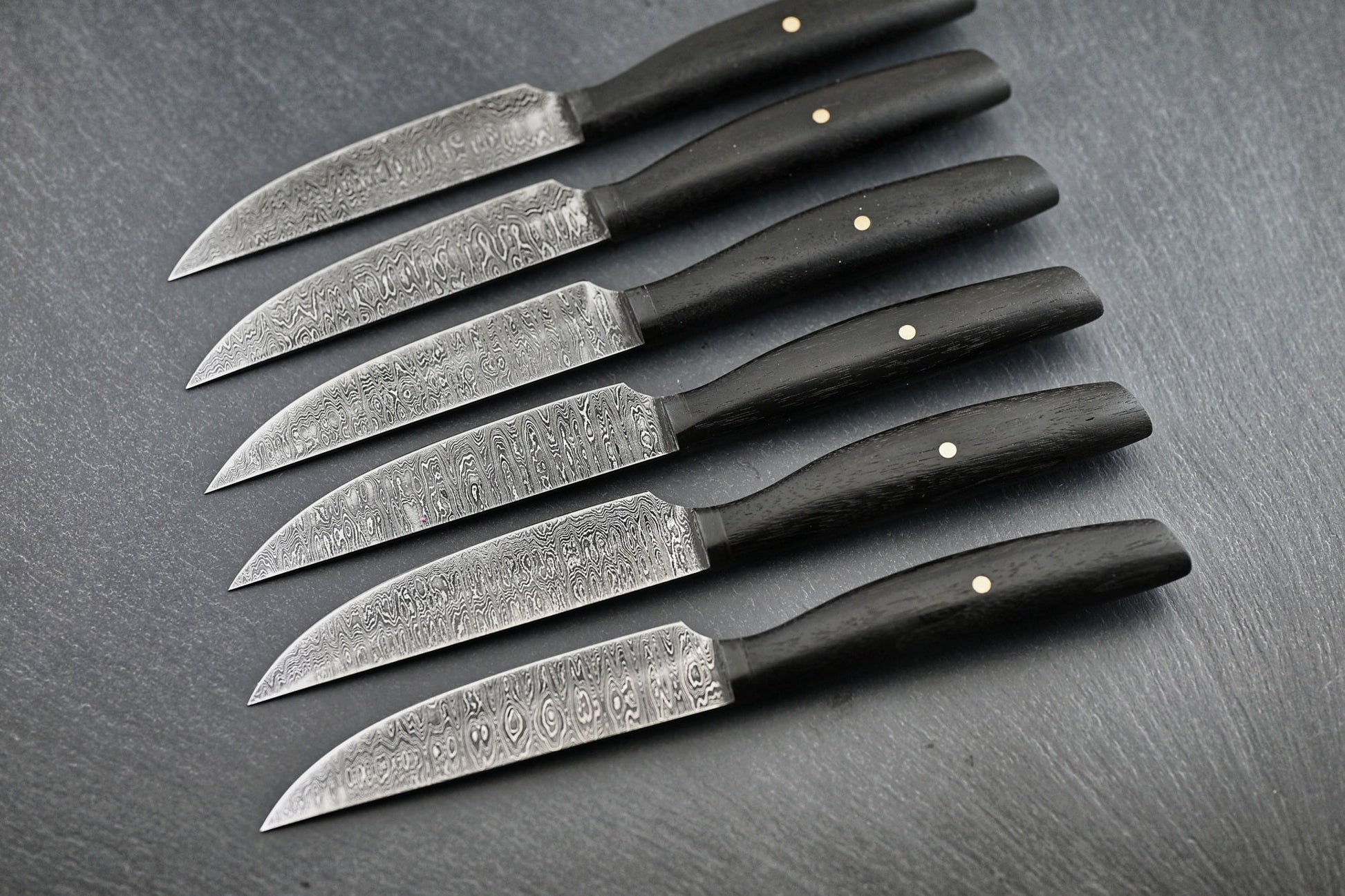 Damast-Steakmesser 6er Set: 6 Klingen mit Reliefmuster, schwarze Griffschalen