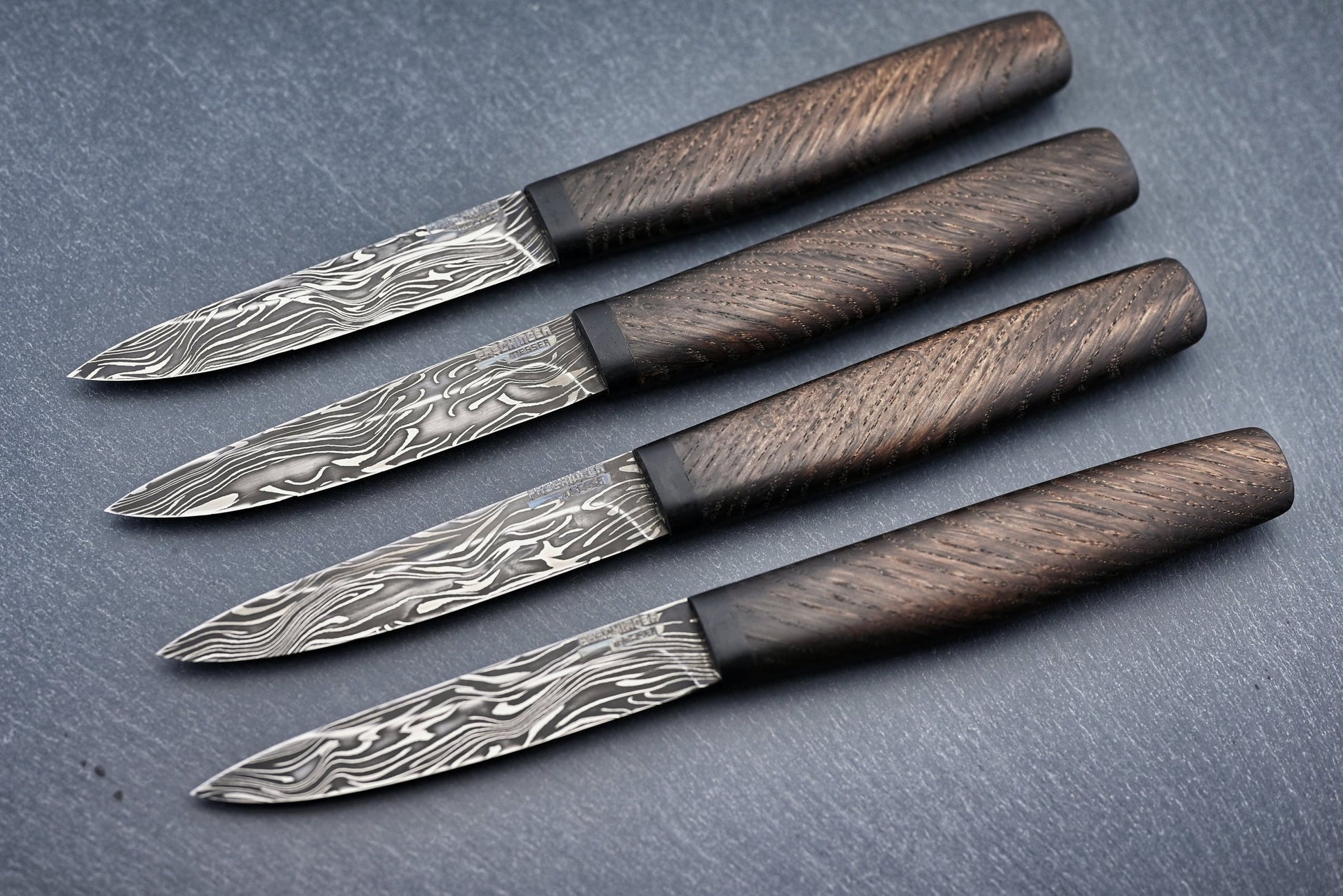 Damast-Steakmesser-Set: 4 Messer mit Holzgriff und Damastmuster an den Klingen