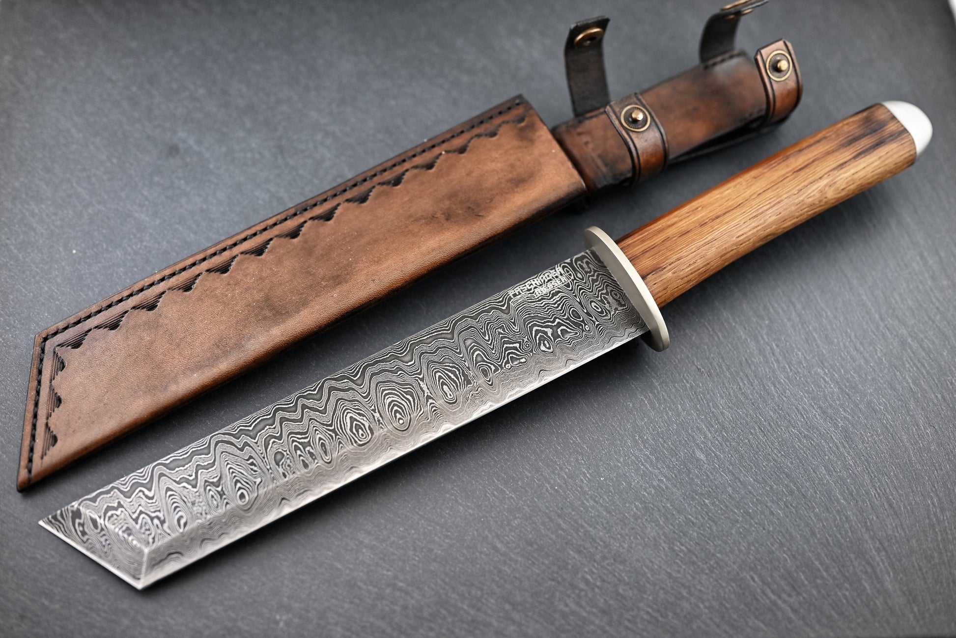 Damast Tanto Messer, silbernes Wellenmuster auf der Klinge, Holzgriff mit Scheide
