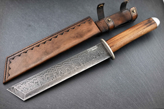 Damast Tanto Messer, silbernes Wellenmuster auf der Klinge, Holzgriff mit Scheide