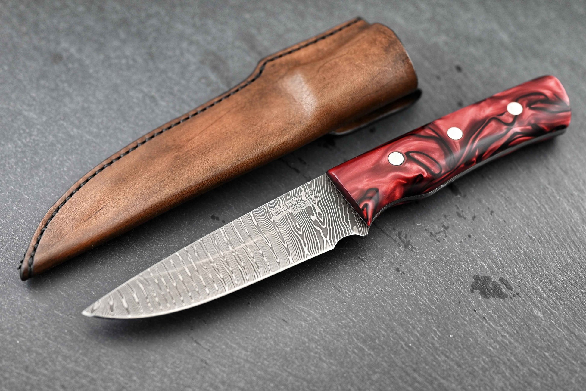 Jagdmesser mit Damastklinge und Kirinite Griff, in Lederscheide
