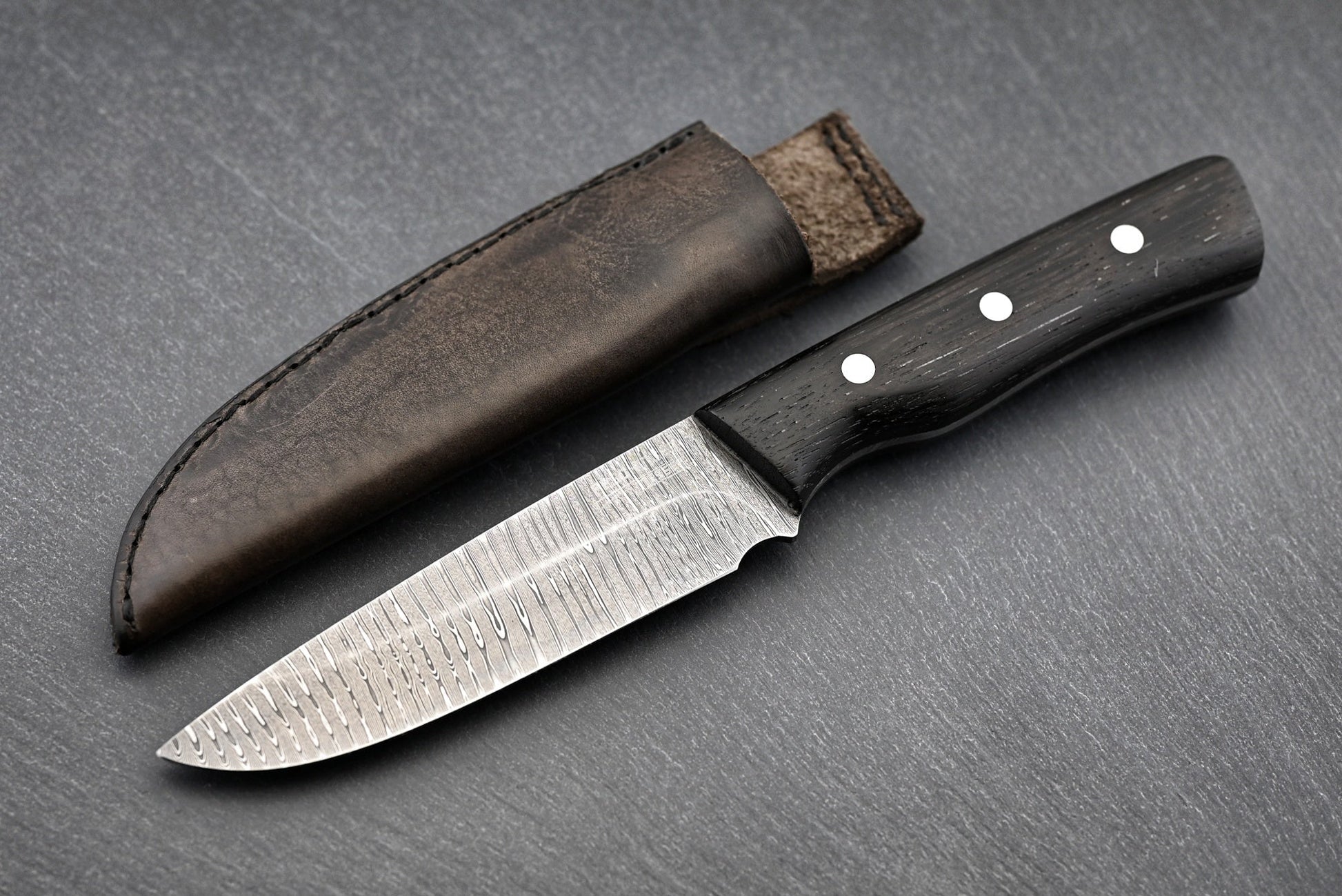 Jagdmesser Torsionsdamst mit dunkler Griffschale und brauner Messerscheide