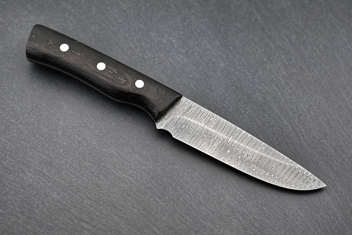 Jagdmesser Torsionsdamst, dunkler Holzgriff mit Nieten und Torsionsmuster auf der Klinge