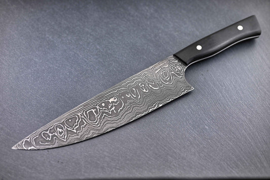 Damast-Chefmesser 22 cm, Klinge mit Wilddamast-Linienmuster und schwarzem Griff