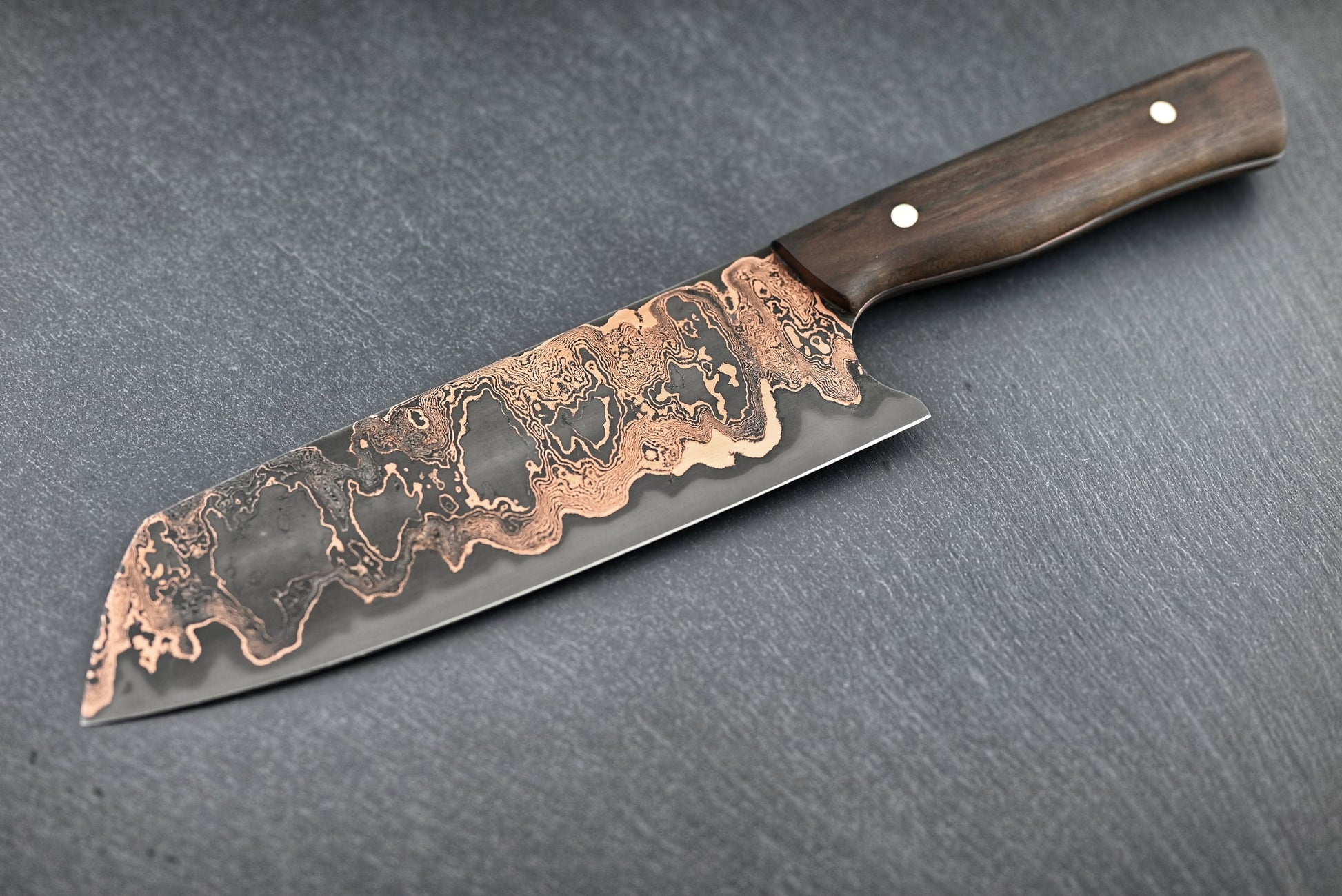 Kupfer Damast-Santoku, Holzgriff mit zwei Nieten, Klinge mit Kupfer-Damastmuster