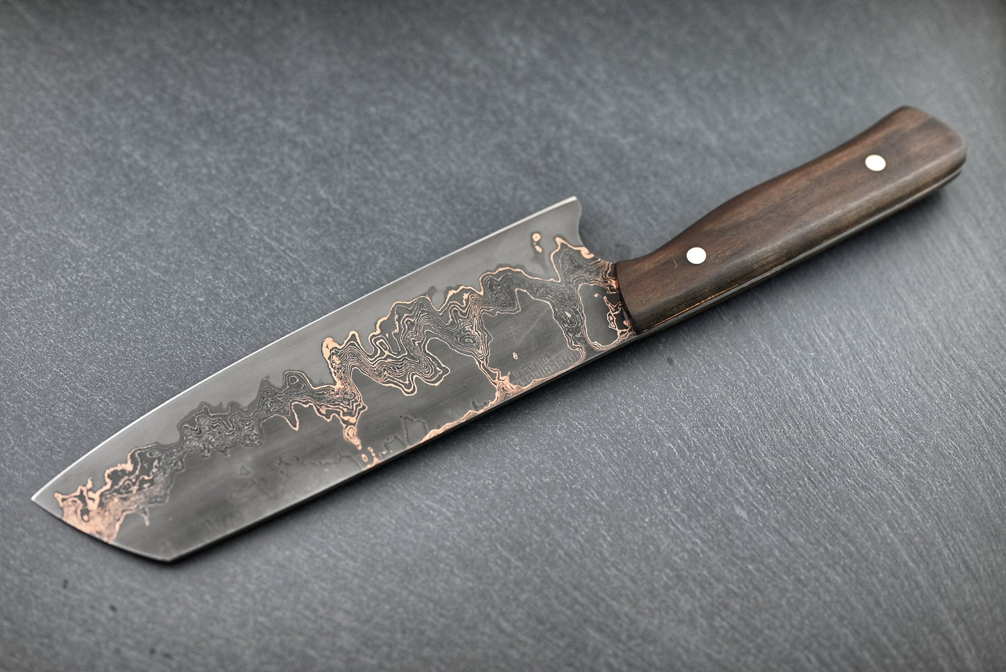 Kupfer Damast-Santoku mit Holzgriff und zwei Nieten, helle Klinge mit Kupfermuster