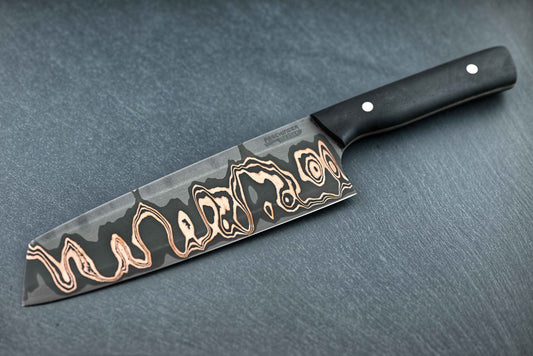 Santoku-Messer: kupferfarbenes Damastmuster auf der Klinge, schwarzer Griff