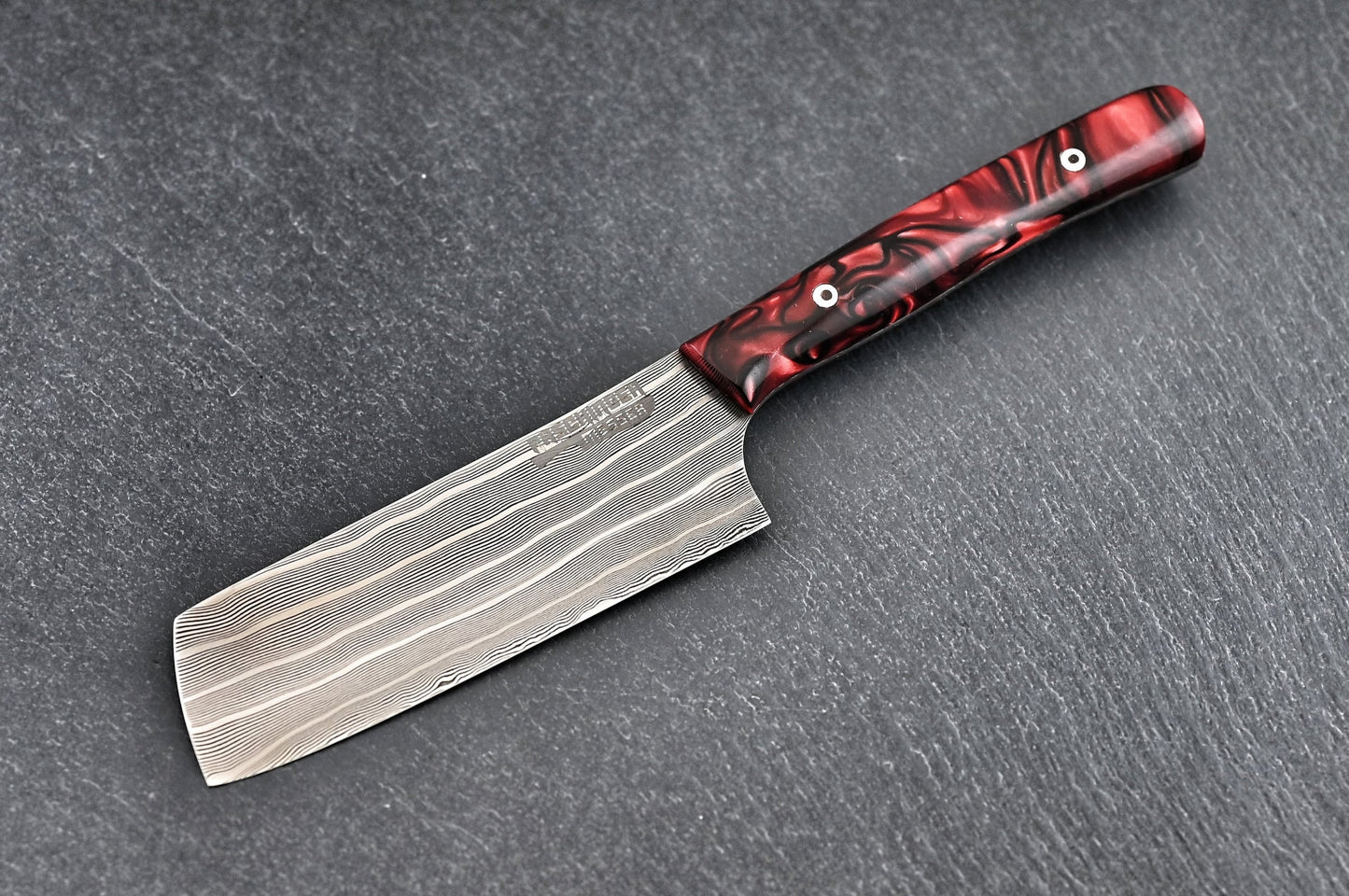 Mini Damast-Santoku mit rotem Griff und damaszierten Klingenlagen
