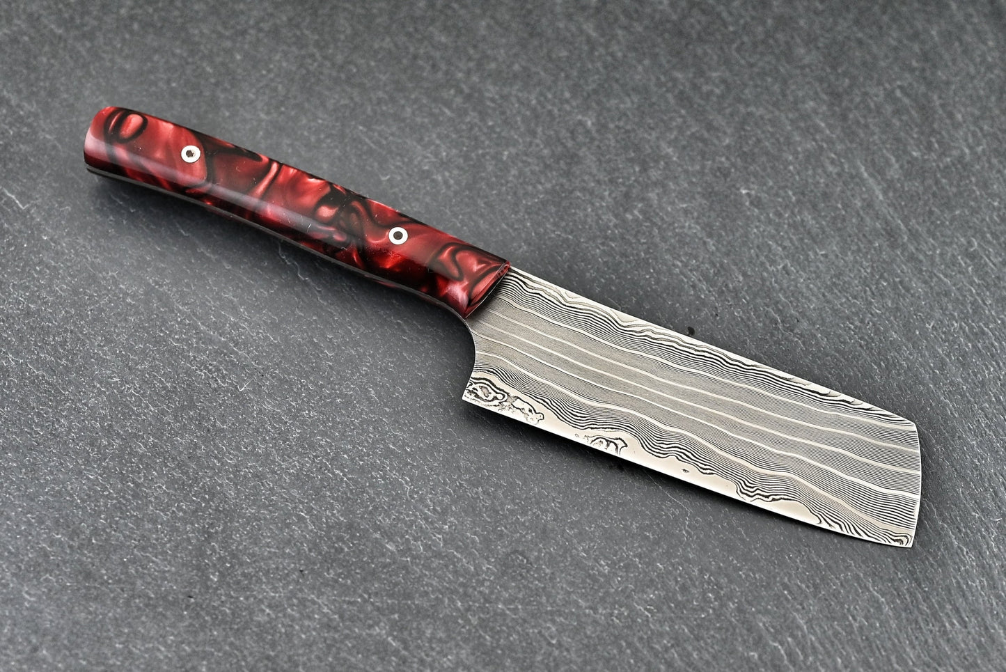 Mini Damast-Santoku Seitenansicht: roter Griff, Damastklinge, Schneide sichtbar