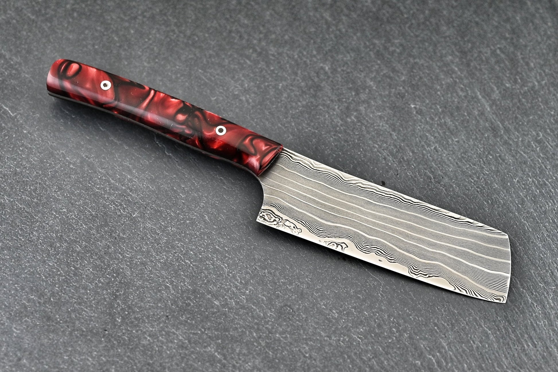 Mini Damast-Santoku Seitenansicht: roter Griff, Damastklinge, Schneide sichtbar