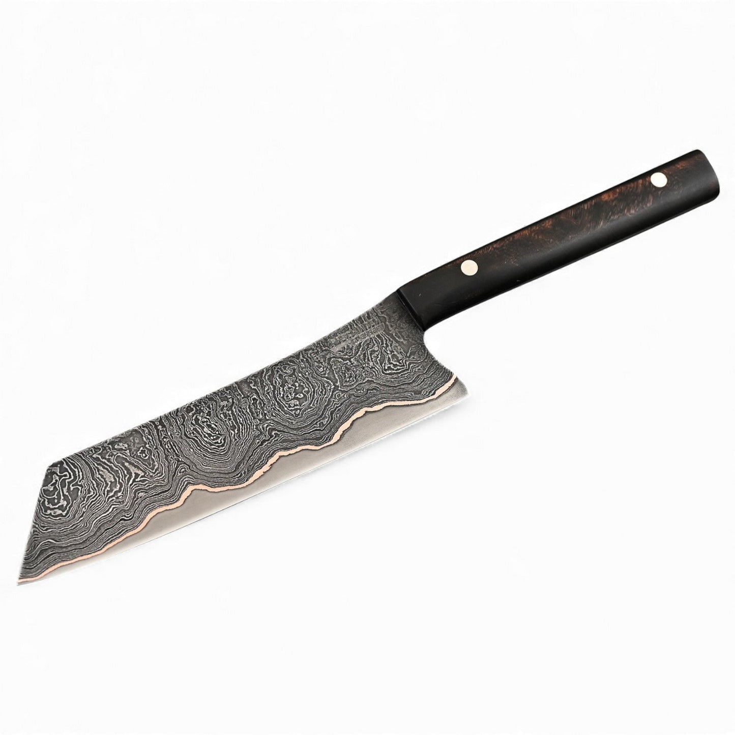 Santoku-Messer mit Damastklinge und schwarzem Griff, sichtbare Nieten an der Kappe.