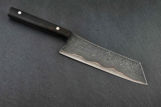 Santoku-Messer: Damastmuster-Klinge mit schwarzem Griff, schräg auf dunkler Fläche.