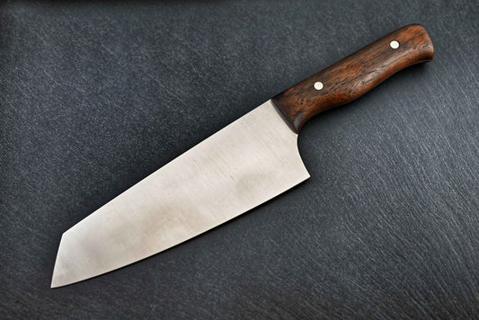 Santoku-Kochmesser rostfrei: breite Klinge mit dunkelbraunem Holzgriff