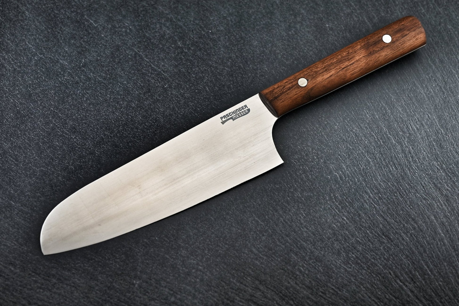 Santoku-Kochmesser: rostfreie Klinge mit Holzgriff und zwei Nieten am Heft