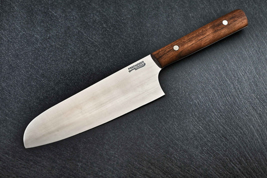 Santoku-Kochmesser: rostfreie Klinge mit Holzgriff und zwei Nieten am Heft