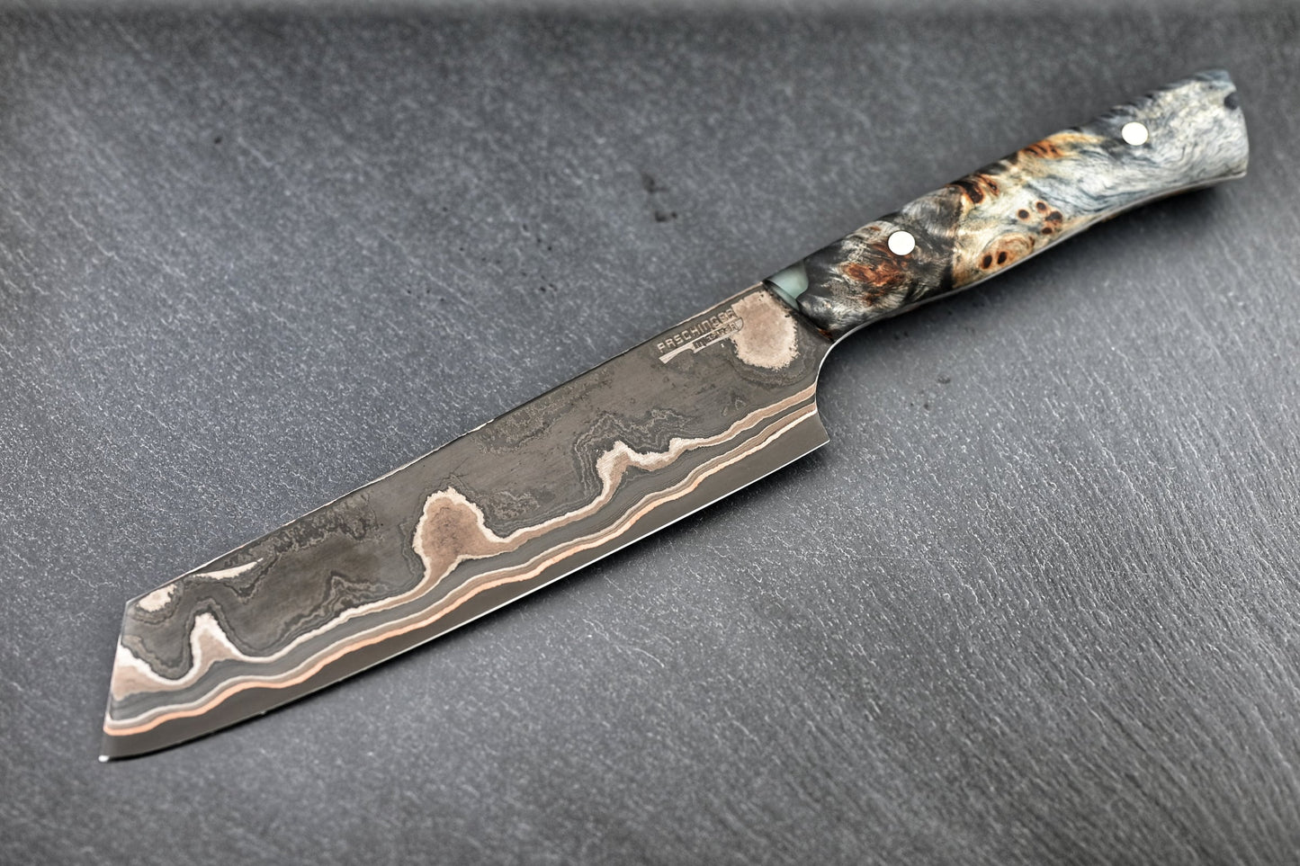 Santoku-Klinge: Kupferdamast mit mehrfarbigen Linien, dekorative Griffschale