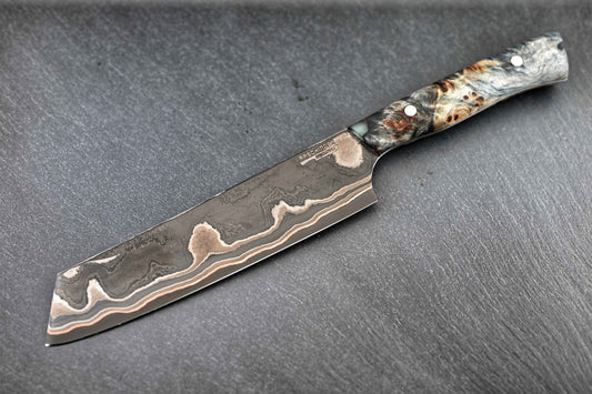 Santoku-Klinge: Kupferdamast mit mehrfarbigen Linien, dekorative Griffschale