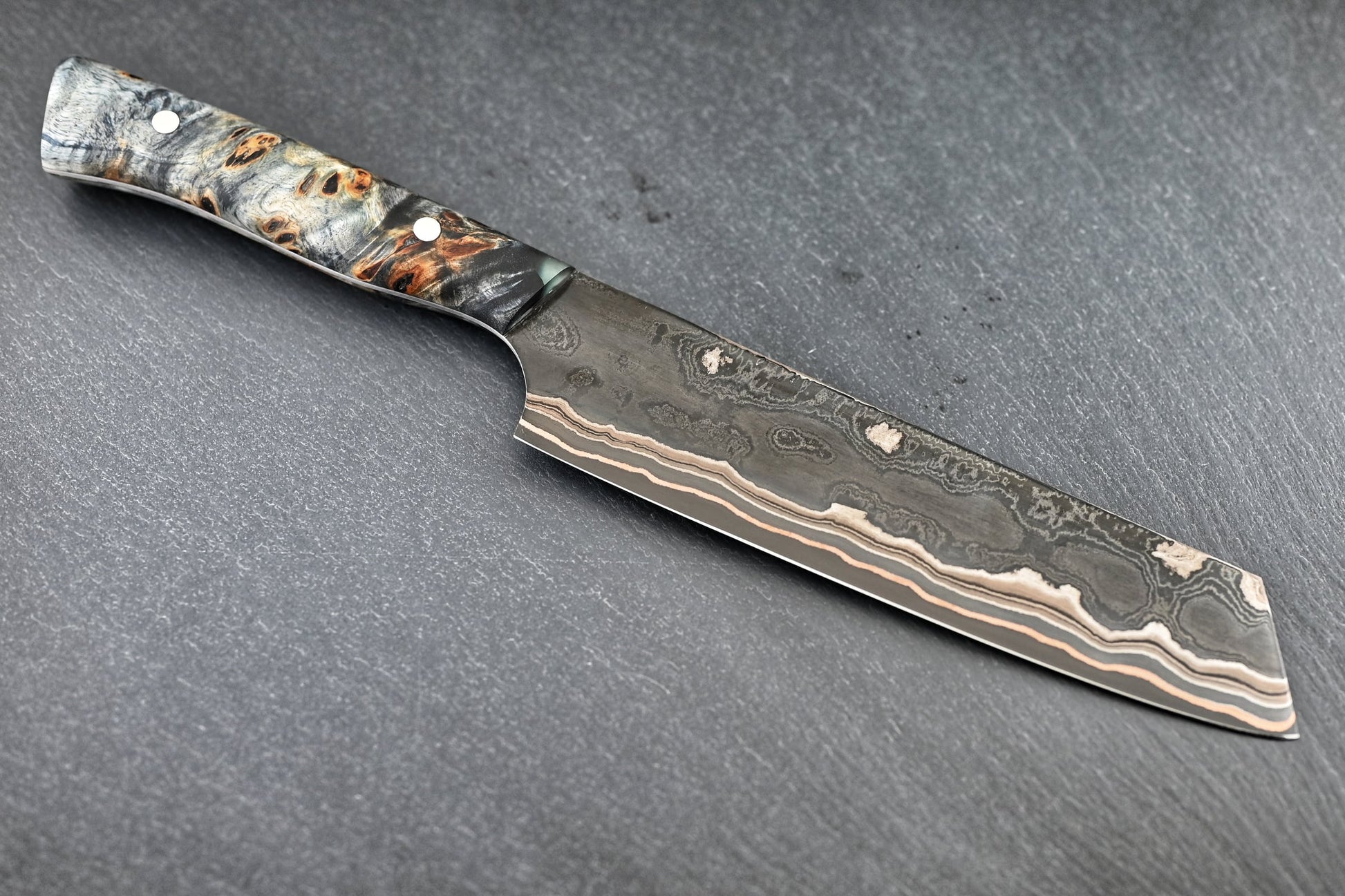 Santoku-Messer mit Kupferdamast-Klinge, schlanker Erl und dekorative Griffschale
