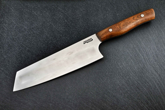 Paschinger Santoku: rostfreie Klinge mit dunklem Holzgriff und Logo