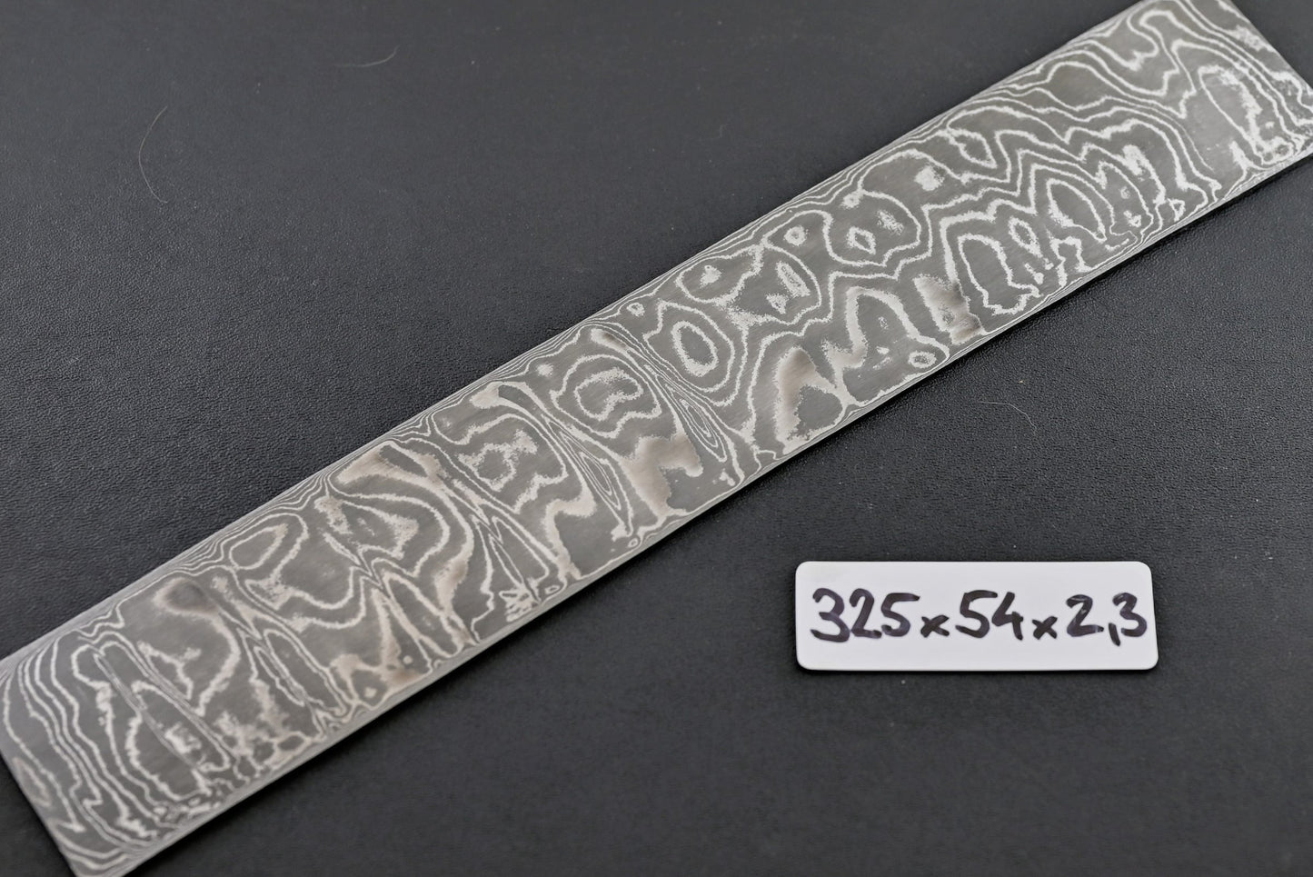 Wilder Damast 90 Lagen: Damastklinge mit kontrastierendem Muster, 325x54x23